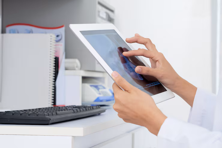 hands-unrecognizable-female-doctor-looking-human-skull-x-ray-tablet_1098-20369